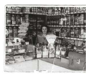 英國利物浦1960年代的一間糖果店